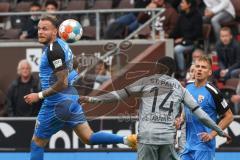 2.BL; FC St. Pauli - FC Ingolstadt 04, Patrick Schmidt (32, FCI) Aremu Afeez (14 Pauli) Filip Bilbija (35, FCI)