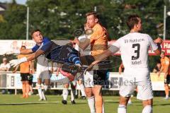 Toto-Pokal; SV Hutthurm - FC Ingolstadt 04; Jannik Mause (7, FCI) scheitert an Torwart Joseph Breinbauer (SVH)