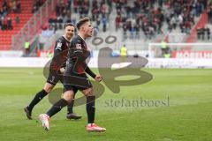 2.BL; FC Ingolstadt 04 - FC ST. Pauli; Tor Jubel Treffer Dennis Eckert Ayensa (7, FCI) mit Hans Nunoo Sarpei (18 FCI) Florian Pick (26 FCI) Dominik Franke (3 FCI)