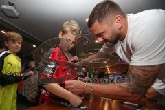 3.Liga - Saison 2022/2023 - FC Ingolstadt 04 -  - Fantreffen im Sporttreff - Pascal Testroet (Nr.37 - FCI) mit Fans und gibt Autogramme - Foto: Markus Banai