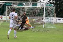 Testspiel -SV Manching - TSV Abensberg - Meisinger Rainer (Nr.7 - SV Manching) mit einer Torchance - Sturm Marius Torwart Abensberg - Foto: Jürgen Meyer