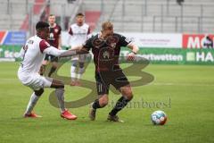 2.BL; FC Ingolstadt 04 - SG Dynamo Dresden; Zweikampf Kampf um den Ball Maximilian Beister (11, FCI) Akoto Michael (3 Dresden)