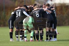 2023_11_12 - SV Hundszell - SV Karlskron   - Kreisliga - Saison 2023/24 -   Die Mannschaft bildet einen Kreis vor dem Spiel - Foto: Meyer Jürgen