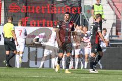 2.BL; FC Ingolstadt 04 - Fortuna Düsseldorf; 0:2 Tor, hängende Köpfe bei Ingolstadt, Düsseldorf feiert hinten, Nassim Boujellab (8, FCI) Nils Roeseler (13, FCI) Peter Kurzweg (16, FCI)