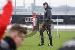 2.BL; FC Ingolstadt 04 - Training, neuer Cheftrainer Rüdiger Rehm, Pressekonferenz, Cheftrainer Rüdiger Rehm (FCI) leitet erstes Training, beobachtet die Spieler