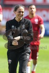 3. Liga; FC Ingolstadt 04 - VfL Osnabrück; Cheftrainerin Sabrina Wittmann (FCI) gut gelaunt vor dem Spiel