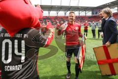 2.BL; FC Ingolstadt 04 - FC Hansa Rostock; vor dem Spiel Verabschiedung der Spieler die den Verein verlassen. Marcel Gaus (19, FCI) Geschäftsführers Dietmar Beiersdorfer (FCI Sport Kommunikation)