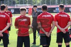 2. Bundesliga - FC Ingolstadt 04 - Trainingsauftakt mit neuem Trainerteam - Cheftrainer Roberto Pätzold (FCI) erklärt vor der Mannschaft