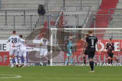 2.BL; FC Ingolstadt 04 - Hannover 96; Tor für Hannover, hängende Köpfe Enttäuschung bei FCI, Torwart Fabijan Buntic (24, FCI) Maximilian Beister (11, FCI) Denis Linsmayer (23, FCI) Marcel Franke (28 Han) Lukas Hinterseer (17 Han) Jubel