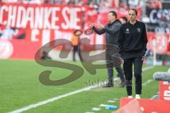 3. Liga; Rot-Weiss Essen - FC Ingolstadt 04; enttäuscht Cheftrainerin Sabrina Wittmann (FCI) hinten Cheftrainer Uwe Koschinat (RWE)