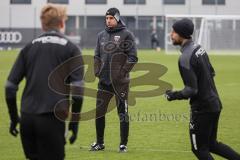 2.BL; FC Ingolstadt 04 - Training, neuer Cheftrainer Rüdiger Rehm, Pressekonferenz, Cheftrainer Rüdiger Rehm (FCI) leitet erstes Training, beobachtet die Spieler, links Maximilian Neuberger (38, FCI) rechts Maximilian Beister (11, FCI)