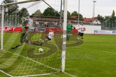 Toto-Pokal Donau/Isar 21/22 - TSV Gaimersheim - FC Gerolfing - Der 0:2 Führungstreffer für Gerolfing - Lukas Achhammer grün Gerolfing - Benedikt Leixner Torwart Gaimersheim - Foto: Meyer Jürgen