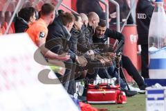 3. Liga; FC Ingolstadt 04 - FC Viktoria Köln; Cheftrainer Michael Köllner (FCI) ist bei Co-Trainer Maniyel Nergiz (FCI) und schauen sich Video an