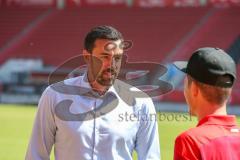 2. Fußball-Liga - Pressekonferenz - Vorstellung Cheftrainer Roberto Pätzold und Manager Profifußball Malte Metzelder - Saison 2021/2022 - FC Ingolstadt 04 - Manager Profifußball FCI Malte Metzelder im Gespräch mit Cheftrainer FCI Roberto Pätzold - Foto: M