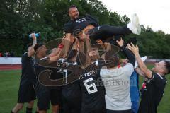 Kreisliga - FC Fatih Ingolstadt - FC Gerolfing - Fatih Ingolstadt ist vorzeitig Meister - jubel - Die Spieler lassen ihren Trainer Serkan Demir hochleben -  - Foto: Jürgen Meyer