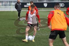 3.Liga - Saison 2022/2023 - FC Ingolstadt 04 -  - Cheftrainer Michael Köllner (FCI) beim ersten Training - Jeroen Kupa mit im Training - Foto: Meyer Jürgen
