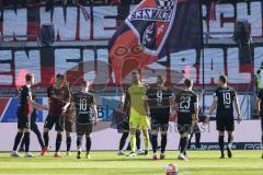 2.BL; FC Ingolstadt 04 - SSV Jahn Regensburg; vor dem Spiel das Team vor den Fans, Fan Fankurve Banner Fahnen Spruchband, Torwart Fabijan Buntic (24, FCI)