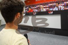 2. Fußball-Liga - Pressekonferenz - Vorstellung Cheftrainer Roberto Pätzold und Manager Profifußball Malte Metzelder - Saison 2021/2022 - FC Ingolstadt 04 - Cheftrainer FCI Roberto Pätzold links - Geschäftsführer FCI Manuel Sternisa - Manager Profifußball