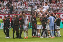 3. Liga; Energie Cottbus - FC Ingolstadt 04; Spiel ist aus, Ingolstadt gewinnt 1:4, Pascal Testroet (37, FCI) gefeiert und von der Mannschaft in die Luft geworfen, letztes Spiel für ihn