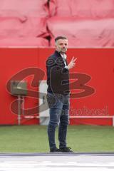 Relegation 1 - FC Ingolstadt 04 - VfL Osnabrück - Victory Zeichen Cheftrainer Tomas Oral (FCI)