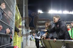 3. Liga; SV Waldhof Mannheim - FC Ingolstadt 04; Spieler bei den Fans, Niederlage, hängende Köpfe, Diskussion mit Fans, Spieler fordern mehr für die jungen Mitspieler, Pascal Testroet (37, FCI) Torwart Marius Funk (1, FCI) Denis Linsmayer (23, FCI) Patric