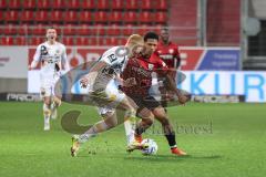 3. Liga; FC Ingolstadt 04 - Dynamo Dresden; Zweikampf Kampf um den Ball Justin Butler (31, FCI) Will Paul (28 DD)