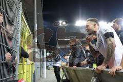 3. Liga; SV Waldhof Mannheim - FC Ingolstadt 04; Spieler bei den Fans, Niederlage, hängende Köpfe, Diskussion mit Fans, Spieler fordern mehr für die jungen Mitspieler, Pascal Testroet (37, FCI) Torwart Marius Funk (1, FCI) Denis Linsmayer (23, FCI) Patric