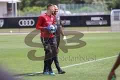 2. Bundesliga - FC Ingolstadt 04 - Trainingsauftakt mit neuem Trainerteam - Torwart Fabijan Buntic (24, FCI) mit Torwart-Trainer Robert Wulnikowski (FCI)