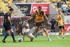 3. Liga; SG Dynamo Dresden - FC Ingolstadt 04; Zweikampf Kampf um den Ball Simon Lorenz (32, FCI) Kutschke Stefan (30 DD)