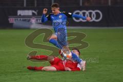 2.BL; Testspiel; FC Ingolstadt 04 - Würzburger Kickers; Zweikampf Kampf um den Ball Dennis Eckert Ayensa (7, FCI)