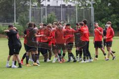 Relegation 2 - U17 - SSV Jahn Regensburg - FC Ingolstadt 04 - Spiel ist aus, 1:1 Ingolstadt steigt in die Bundesliga U17 auf, Jubel Party Feier, Team läuft aufs Spielfeld zum Gratulieren