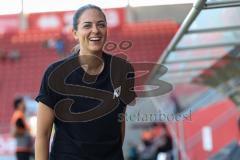 3. Liga; FC Ingolstadt 04 - SV Wehen Wiesbaden; vor dem Spiel Cheftrainerin Sabrina Wittmann (FCI) lacht