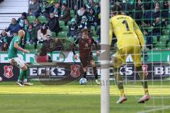 2.BL; SV Werder Bremen - FC Ingolstadt 04; Dennis Eckert Ayensa (7, FCI) Torwart Jirí Pavlenka (1 Bremen) Ömer Toprak (21 Bremen)