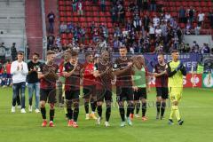 DFB Pokal; FC Ingolstadt 04 - Erzgebirge Aue; Jubel Sieg 2:1, die Schanzer bedanken sich bei den Fans, Dennis Eckert Ayensa (7, FCI) Thomas Keller (27, FCI) Nico Antonitsch (5, FCI) Stefan Kutschke (30, FCI) Torwart Fabijan Buntic (24, FCI)