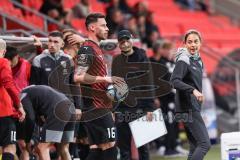 3. Liga; FC Ingolstadt 04 - SV Waldhof Mannheim; Cheftrainerin Sabrina Wittman (FCI) an der Seitenlinie, Spielerbank Ryan Malone (16, FCI)