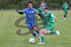 Kreisliga - Saison 2023/24 - SV Lippertshofen - SV Hundszell - Johannes Rindlbacher blau Hundszell - Taavi Hoffmann grün Lippertshofen - Foto: Meyer Jürgen