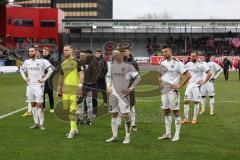 3. Liga; SV Wehen Wiesbaden - FC Ingolstadt 04; Niederlage, hängende Köpfe Spieler bedanken sich bei den Fans Torwart Marius Funk (1, FCI) Denis Linsmayer (23, FCI) Visar Musliu (16, FCI) David Kopacz (29, FCI) Rico Preißinger (6, FCI) Felix Keidel (43, F