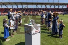 3. Liga; FC Ingolstadt 04 - Würzburger Kickers; vor dem Spiel Spalier die Ingolstädter Stadtwache, hinten die Feuerwehren der Region