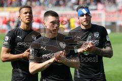 3.Liga - Saison 2022/2023 - Hallersche FC - FC Ingolstadt 04 - Die Mannschaft auf dem Weg zu den Fans und bedanken sich - Marcel Costly (Nr.22 - FCI) - Felix Keidel (Nr.43 - FCI) - Patrick Schmidt (Nr.9 - FCI) mit Kopfverband - Foto: Meyer Jürgen