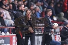 3. Liga; SC Verl - FC Ingolstadt 04; an der Seitenlinie, Spielerbank Co-Trainer Fabian Reichler (FCI) Cheftrainerin Sabrina Wittmann (FCI) ärgern sich