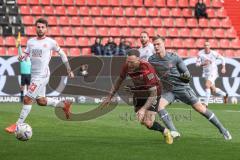 3. Liga; FC Ingolstadt 04 - Rot-Weiss Essen; Zweikampf Kampf um den Ball Torwart Golz Jakob ( RWE) Patrick Schmidt (9, FCI) Rios Alonso Jose-Enrique ( RWE)