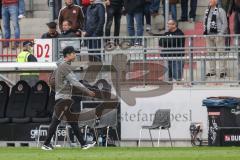 2.BL; FC St. Pauli - FC Ingolstadt 04, Niederlage 4:1, Cheftrainer Roberto Pätzold (FCI) geht vom Platz