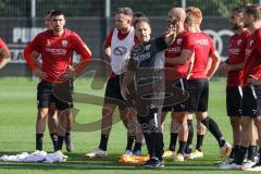 2.BL; FC Ingolstadt 04 - Neuer Cheftrainer Andre Schubert mit Co-Trainer Asif Saric im ersten Training, Co-Trainer Asif Saric (FCI) erklärt Übungen, Nassim Boujellab (8, FCI) Patrick Schmidt (32, FCI) Nico Antonitsch (5, FCI)