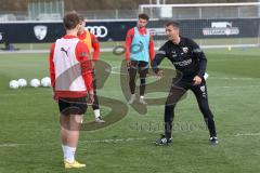 3.Liga - Saison 2022/2023 - FC Ingolstadt 04 -  - Cheftrainer Michael Köllner (FCI) beim ersten Training - Cheftrainer Michael Köllner (FCI) gibt Anweisungen - Foto: Meyer Jürgen