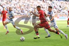 3. Liga; MSV Duisburg - FC Ingolstadt 04; Zweikampf Kampf um den Ball Marcel Costly (22, FCI) Noß Conor (14 MSV) Bulic Rasim (6 MSV)