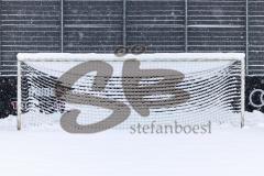2023_12_2 - - Saison 2023/24 - Schnee auf dem Fussballplatz - ASP — Audi Sport Park -  XXXXX - XXXXX - Schild platz ist gesperrt Schnee Spielabsage Foto: Meyer Jürgen