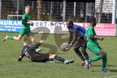 Fussball - Kreisliga - FC Grün Weiss Ingolstadt - FC Fatih Ingolstadt - Mathias Habricht schwarz Fatih mit einer Torchance - Farug Lawal Torwart GW Ingolstadt - Foto: Meyer Jürgen