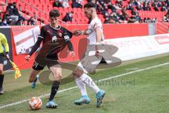 2.BL; FC Ingolstadt 04 - FC ST. Pauli; Zweikampf Kampf um den Ball Merlin Röhl (34, FCI) Paqarada Leart (23 Pauli)