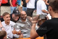 3. Liga; FC Ingolstadt 04 - offizielle Mannschaftsvorstellung auf dem Ingolstädter Stadtfest, Rathausplatz; Autogrammstunde für die Fans, Fotos mit Tobias Schröck (21, FCI) Nico Antonitsch (5, FCI)