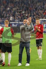 2.BL; FC Schalke 04 - FC Ingolstadt 04; Spiel ist aus, 3:0 Niederlage, die Schanzer gehen zu den mitgereisten Fans und bedanken sich, Cheftrainer André Schubert (FCI) Filip Bilbija (35, FCI)
